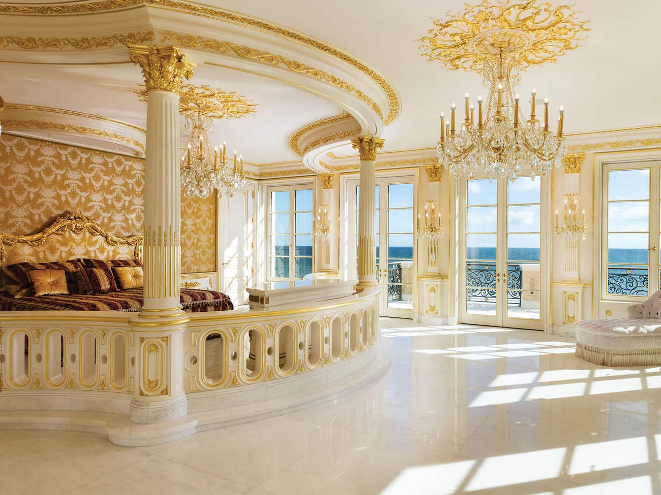 Phòng ngủ dát vàng hướng biển