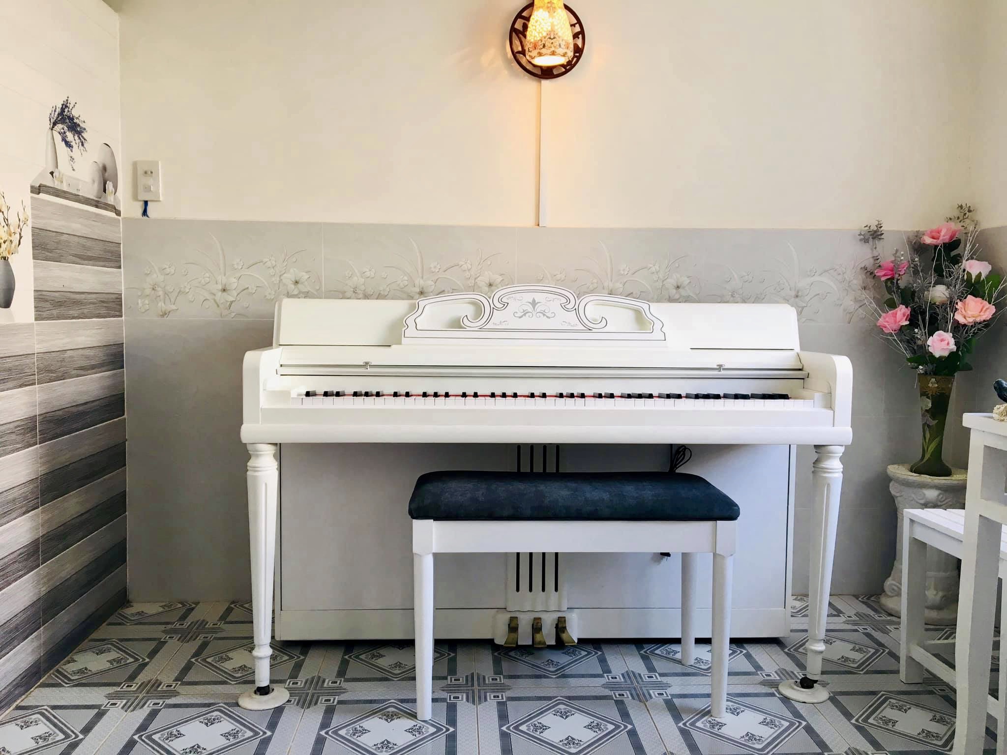 Bố trí thêm đàn piano trong phòng cho bé gái